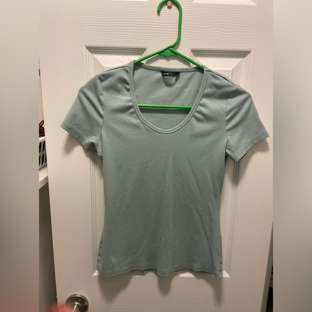 grey blue snatching shein top
-size small 
- hugs curves
